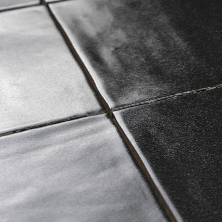 Les carreaux noirs brillants réfléchissent la lumière, créant un éclat subtil. disposés selon un motif en grille avec des lignes Les carreaux noirs brillants réfléchissent la lumière, créant un éclat subtil. disposés selon un motif en grille avec des lignes