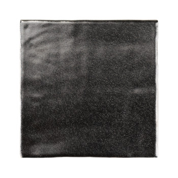 Un carreau carré gris foncé brillant présente une surface lisse et réfléchissante, semblant légèrement texturée. Il réside sur u