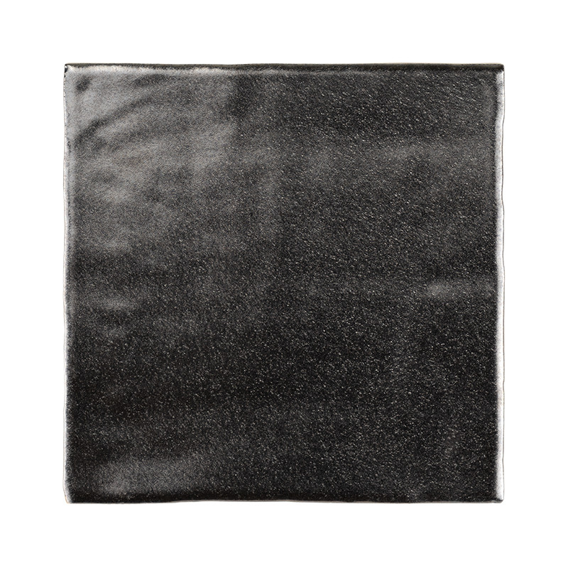 Un carreau carré gris foncé brillant présente une surface lisse et réfléchissante, semblant légèrement texturée. Il réside sur u