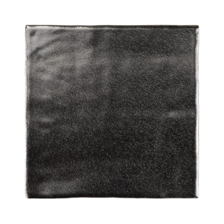 Un carreau carré gris foncé brillant présente une surface lisse et réfléchissante, semblant légèrement texturée. Il réside sur u Un carreau carré gris foncé brillant présente une surface lisse et réfléchissante, semblant légèrement texturée. Il réside sur u