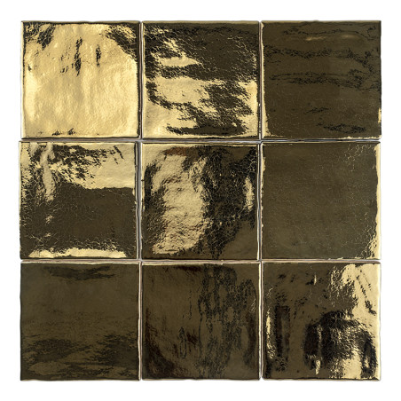 Nueve azulejos dorados metálicos brillantes reflejan la luz, creando un efecto brillante. Están dispuestos en un patrón de cuadr