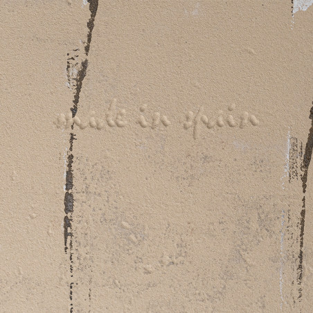 Auf einer beigen Fliese ist der eingeprägte Text „Made in Spain“ mit vertikalen, unregelmäßigen braunen Streifen zu sehen, die a