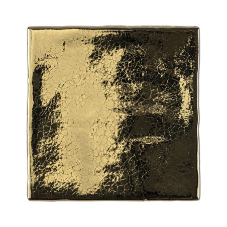 Eine quadratische Fliese zeigt eine reflektierende, knisternde Goldoberfläche, die in einer minimalistischen Umgebung einen stru