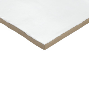Un azulejo de cerámica cuadrado blanco con bordes lisos descansa sobre un fondo liso de color marrón claro, mostrando su diseño 