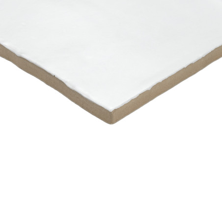 Un carreau de céramique carré blanc aux bords lisses repose sur un fond uni marron clair, mettant en valeur son design épuré et 