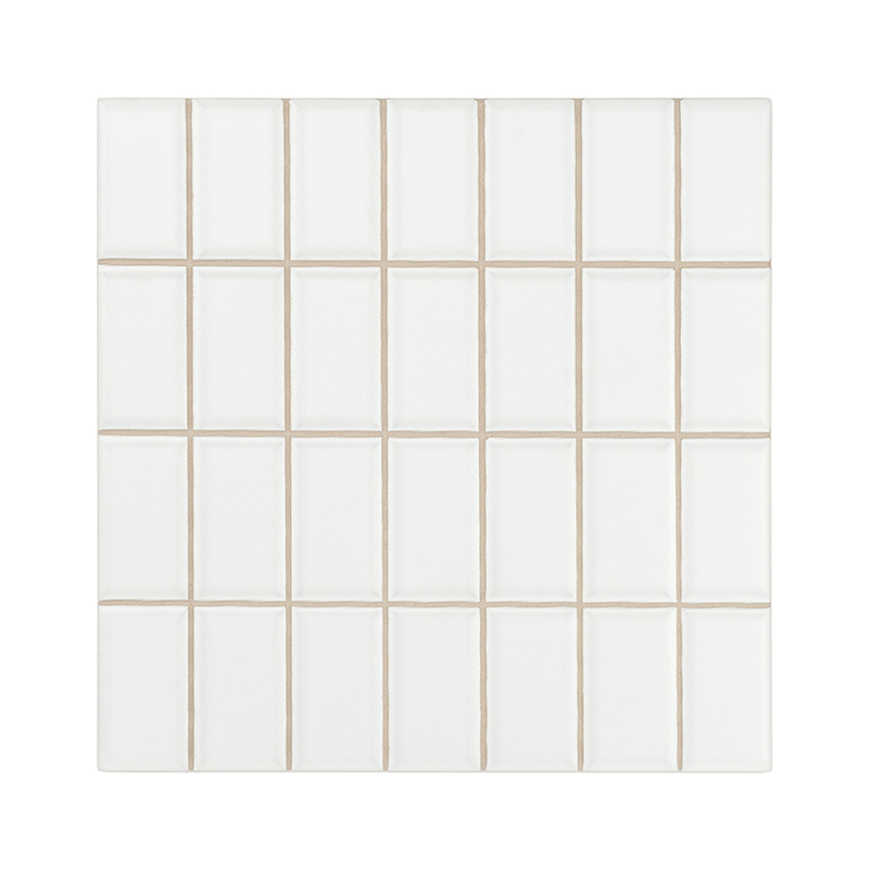 Les carreaux rectangulaires blancs forment un motif de grille, chacun séparé par de fines lignes de coulis beiges, créant une ap
