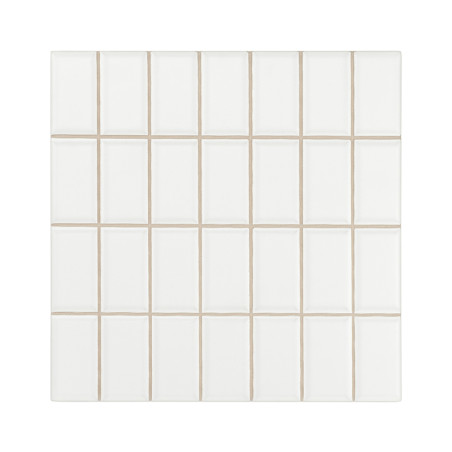 Les carreaux rectangulaires blancs forment un motif de grille, chacun séparé par de fines lignes de coulis beiges, créant une ap