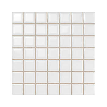 Les carreaux de céramique blanche forment un motif de grille, chaque carreau légèrement surélevé, créant une surface texturée. L