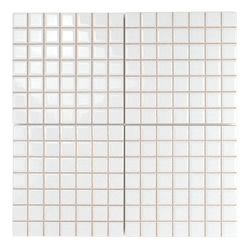 Les carreaux de céramique blanche forment un motif de grille, chaque carreau légèrement surélevé, créant une surface texturée. L