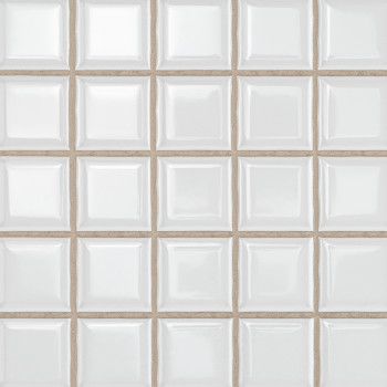 azulejos de cerámica blancas y brillantes organizadas en un patrón de cuadrícula de 5x5, que reflejan la luz sutilmente. Las lín