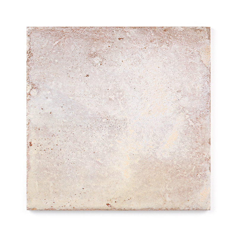 Um ladrilho cerâmico quadrado apresenta uma superfície texturizada e envelhecida com uma mistura de tons de bege e cinza sutis, 