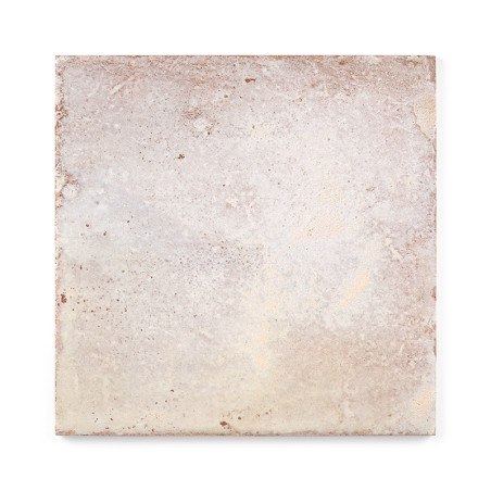 Eine quadratische Keramikfliese weist eine strukturierte, verwitterte Oberfläche mit einer Mischung aus Beige- und dezenten Grau