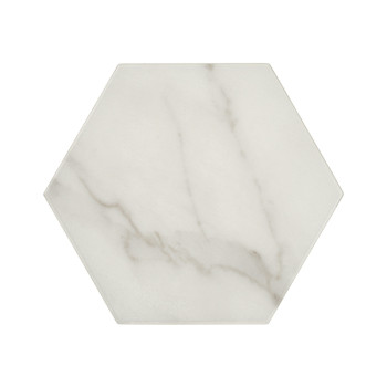 Carreau de marbre hexagonal aux veines grises douces, reposant sur un fond blanc, évoquant une esthétique épurée et moderne.