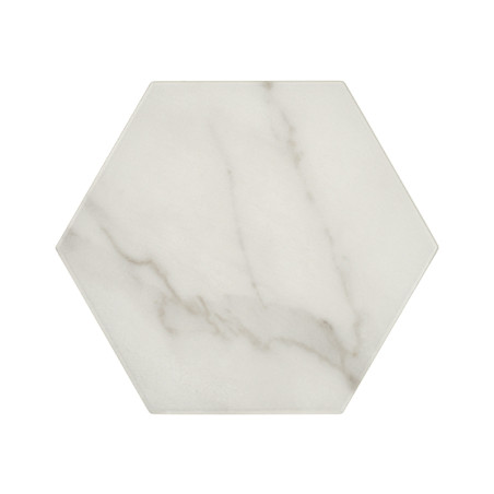Carreau de marbre hexagonal aux veines grises douces, reposant sur un fond blanc, évoquant une esthétique épurée et moderne.