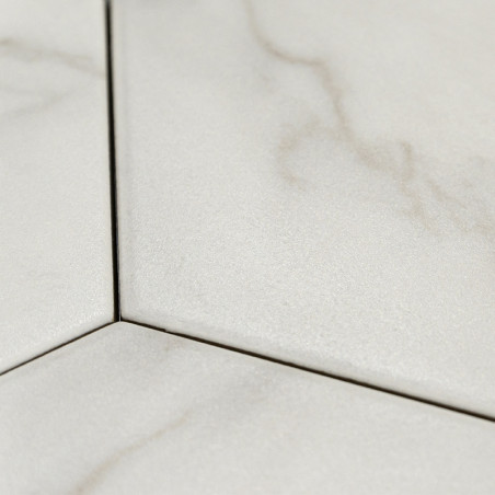 Los azulejos hexagonales presentan sutiles patrones veteados de color gris claro, dispuestos muy juntos, formando una superficie Los azulejos hexagonales presentan sutiles patrones veteados de color gris claro, dispuestos muy juntos, formando una superficie