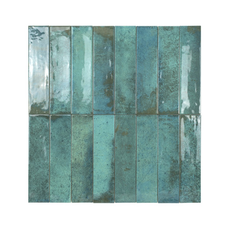 Les carreaux de céramique rectangulaires vert-bleu présentent une surface brillante, réfléchissant un peu la lumière. Disposé se