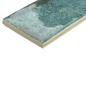 Um ladrilho cerâmico retangular apresenta uma superfície azul esverdeada brilhante e manchada. Fica plano, apresentando textura 