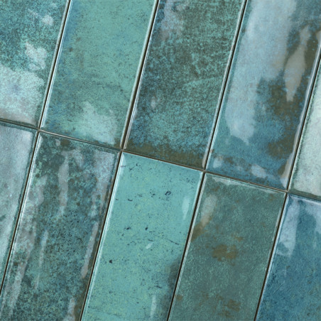 Les carreaux de céramique rectangulaires sont disposés selon un motif décalé, mettant en valeur un mélange marbré de teintes sar