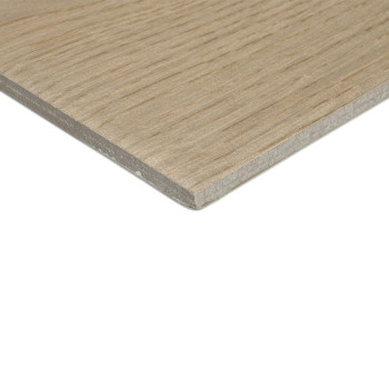 Eine quadratische, beige Keramikfliese mit dezenter Holzmaserung ruht auf einem schlichten weißen Hintergrund und betont die gla