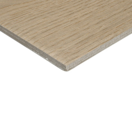 Um ladrilho cerâmico quadrado bege com textura sutil de grãos de madeira repousa sobre um fundo branco liso, destacando suas bor