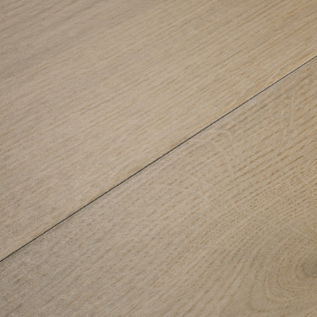 Tablón de madera con acabado beige claro, con sutiles patrones de vetas. Se coloca plano junto a otra tabla, creando una superfi