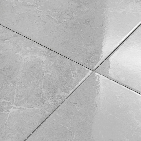 Vier graue, glänzende Keramikfliesen bilden ein glattes, sich kreuzendes Gitter, das Licht reflektiert und auf seiner Oberfläche