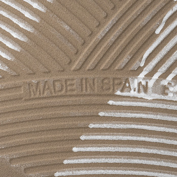 Die Fliese mit strukturierter Oberfläche zeigt den Text „MADE IN SPAIN“ vor einem Hintergrund aus wirbelnden, erhabenen Linien.