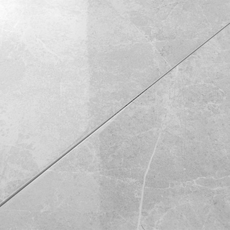 Graue Marmorfliese, sich kreuzende Diagonalnaht, matte Oberfläche. dezente Adermuster sorgen für Struktur. Angrenzende Fliesen b