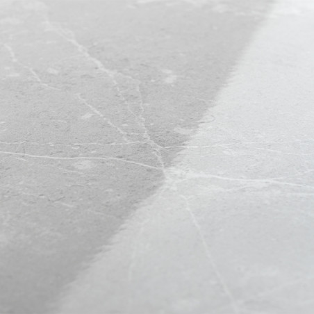 Graue Keramikfliese. Oberfläche zeigt feine weiße Äderungsmuster. die glänzende Oberfläche sorgt für eine glatte Textur. in eine