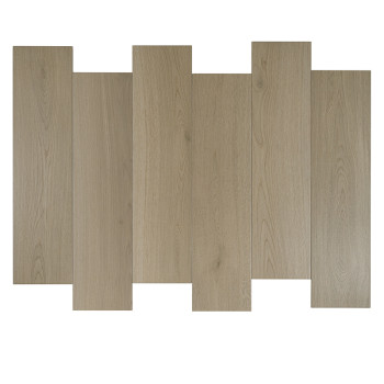 Rechthoekige houten tegels zijn gerangschikt in een verspringend patroon, dat lijkt op planken. Het gladde, lichtbruine oppervla