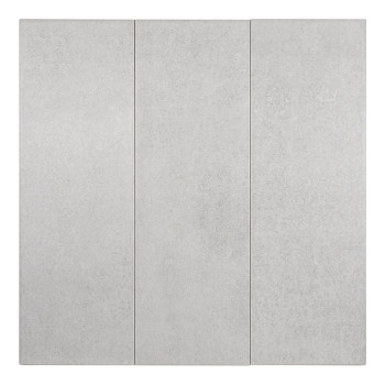 Le carreau est rectangulaire avec une surface lisse, mate et gris clair, adapté aux installations au sol ou au mur dans les inté