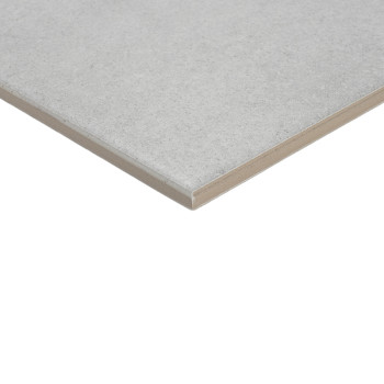 Azulejo cuadrado, liso de color gris claro con un borde biselado, colocado sobre un fondo blanco, enfatizando su superficie limp