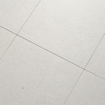Ladrilhos de pedra cinza são alinhados em um padrão de grade, formando uma superfície de piso lisa e uniforme. Linhas finas de a