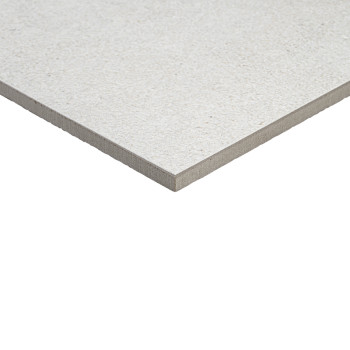 Un carreau carré gris clair avec une surface lisse et mate repose en diagonale, accentuant son bord net sur un fond blanc uni.