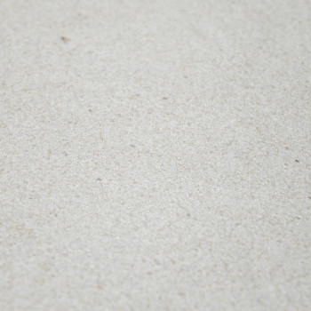Eine glatte, hellbeige Keramikfliese liegt flach und weist eine dezent gesprenkelte Textur auf, die an Sand erinnert. Die Oberfl