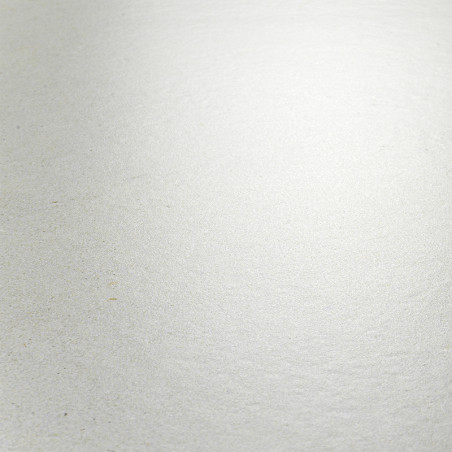 Un azulejo liso de color gris claro presenta una textura sutil que capta una luz suave. Está ubicado en un entorno plano y minim