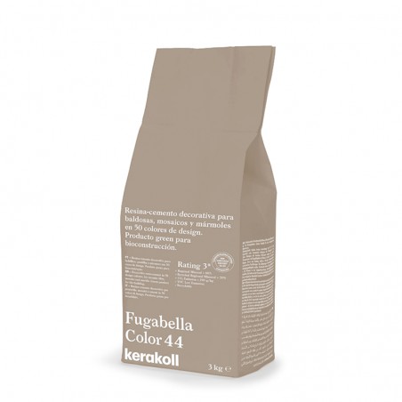 Een beige zak met het opschrift `Fugabella Color 44, kerakoll, 3 kg` staat rechtop. Het is harscement voor tegels, bioconstructi