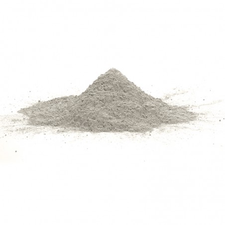 Un pequeño montículo de polvo fino y gris se asienta sobre una superficie blanca, distribuido uniformemente en un ambiente inter