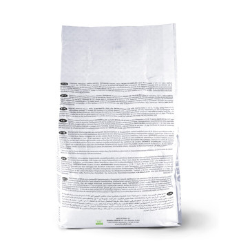 Una bolsa blanca muestra varias líneas de texto en varios idiomas, colocadas en posición vertical sobre una superficie plana.