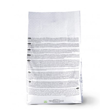 Una bolsa blanca muestra varias líneas de texto en varios idiomas, colocadas en posición vertical sobre una superficie plana.