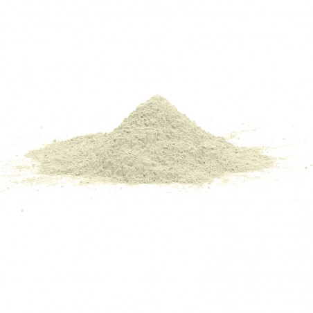 Una pequeña pila de polvo gris claro descansa sobre una superficie blanca y lisa, lo que sugiere un material de construcción o a